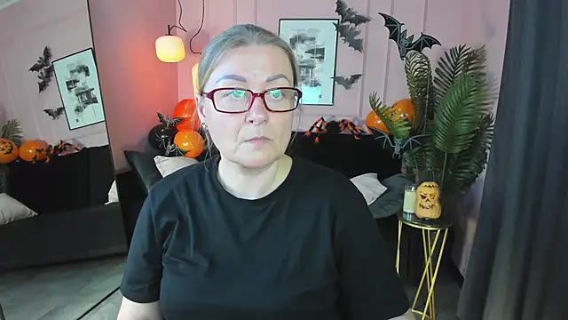 Snapshot of AlexandraKind chatting on 10/31/25, 08:43 AlexandraKind online show from 10/31/25, 08:43