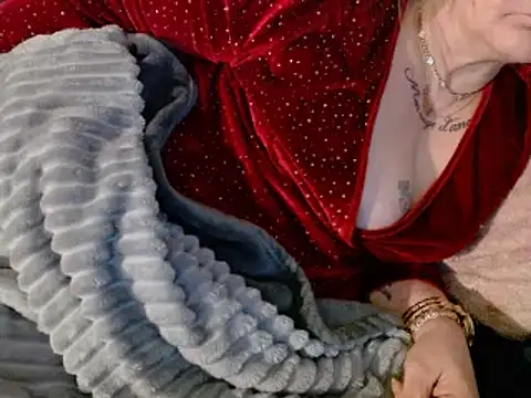 Snapshot of housewife_shantie chatting on 02/14/25, 06:23 housewife shantie online show from 02/14/25, 06:23