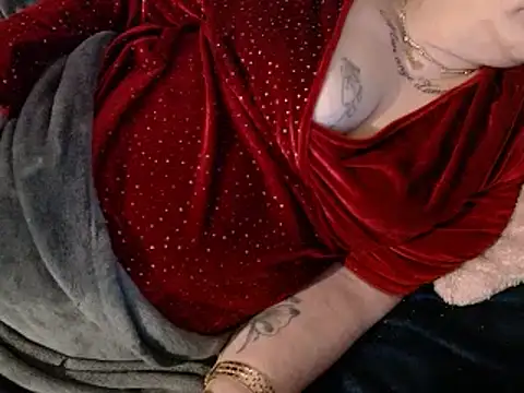 Snapshot of housewife_shantie chatting on 02/15/25, 03:52 housewife shantie online show from 02/15/25, 03:52