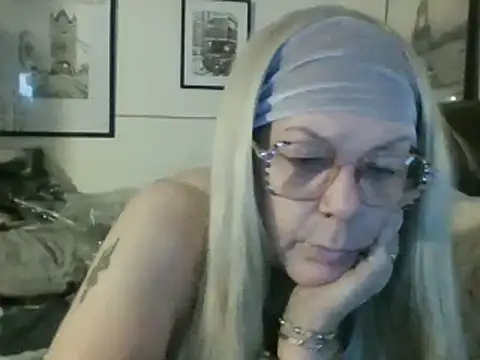 Snapshot of housewife_shantie chatting on 03/12/25, 08:08 housewife shantie online show from 03/12/25, 08:08