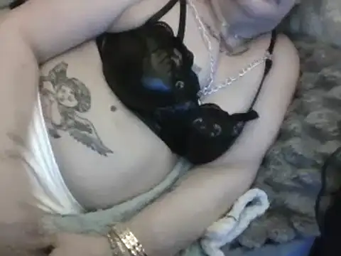 Snapshot of housewife_shantie chatting on 03/17/25, 05:23 housewife shantie online show from 03/17/25, 05:23