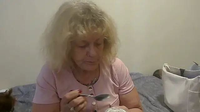 Snapshot of housewife_shantie chatting on 09/27/25, 12:54 housewife shantie online show from 09/27/25, 12:54