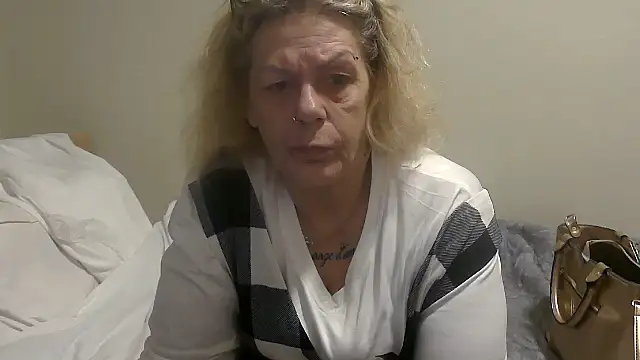 Snapshot of housewife_shantie chatting on 10/10/25, 06:45 housewife shantie online show from 10/10/25, 06:45