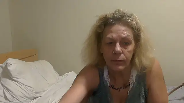 Snapshot of housewife_shantie chatting on 10/16/25, 07:37 housewife shantie online show from 10/16/25, 07:37