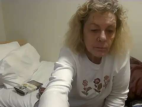 Snapshot of housewife_shantie chatting on 10/24/25, 10:11 housewife shantie online show from 10/24/25, 10:11