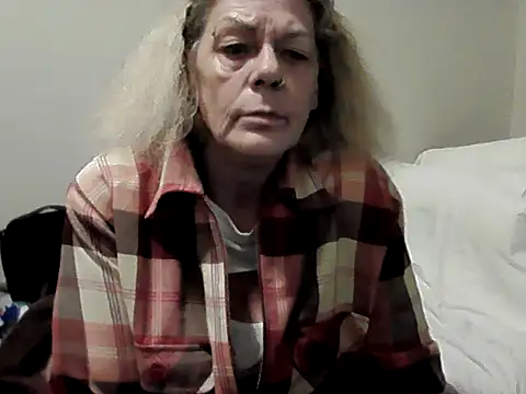 Snapshot of housewife_shantie chatting on 10/27/25, 02:54 housewife shantie online show from 10/27/25, 02:54