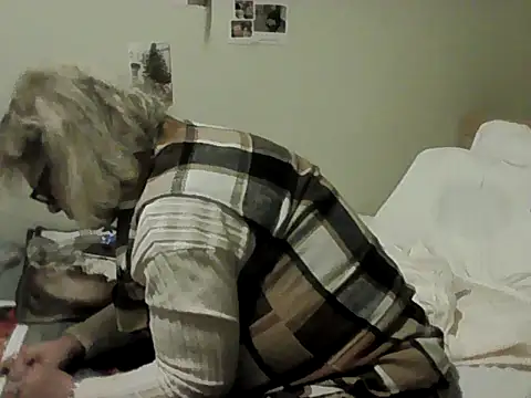 housewife shantie online show from 11/24/25, 04:51