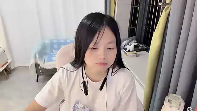 Snapshot of Lena-yyds chatting on 10/31/25, 04:08 Lena-yyds online show from 10/31/25, 04:08