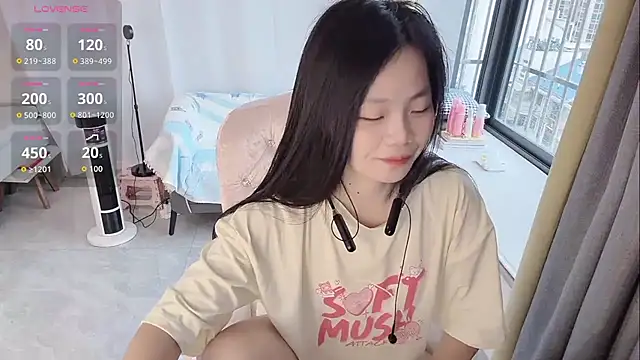 Snapshot of Lena-yyds chatting on 11/18/25, 08:52 Lena-yyds online show from 11/18/25, 08:52