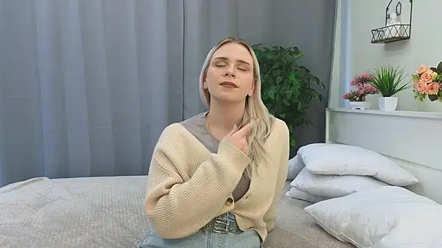 Snapshot of LynetBarritt chatting on 12/09/24, 08:00 LynetBarritt online show from 12/09/24, 08:00