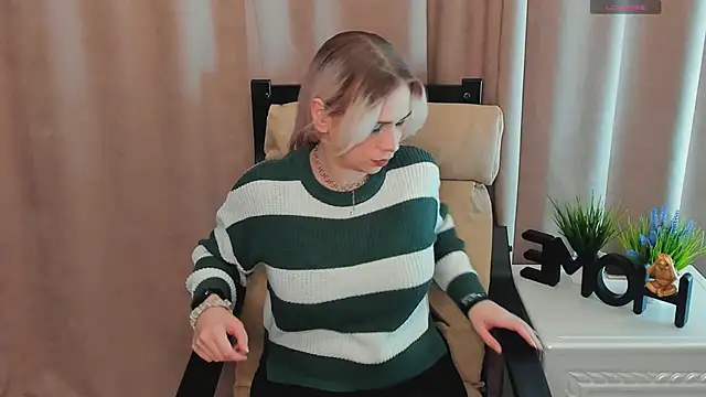 Snapshot of LynetBarritt chatting on 12/30/24, 04:20 LynetBarritt online show from 12/30/24, 04:20