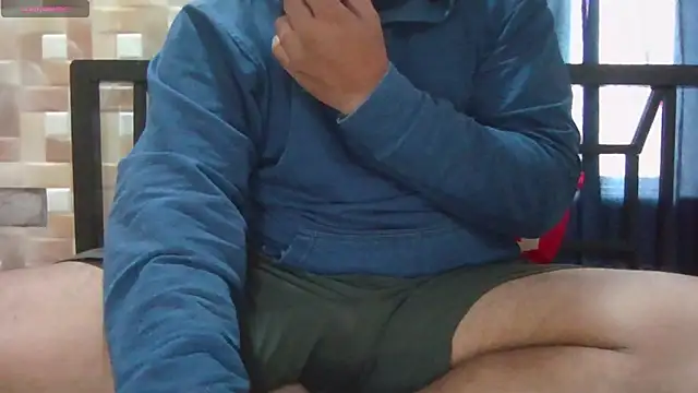 Snapshot of Uncut_daddy247 chatting on 12/18/25, 06:41 Uncut daddy247 online show from 12/18/25, 06:41