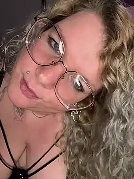 CurvyAnonymousGirl89 online show from 02/13/25, 04:28