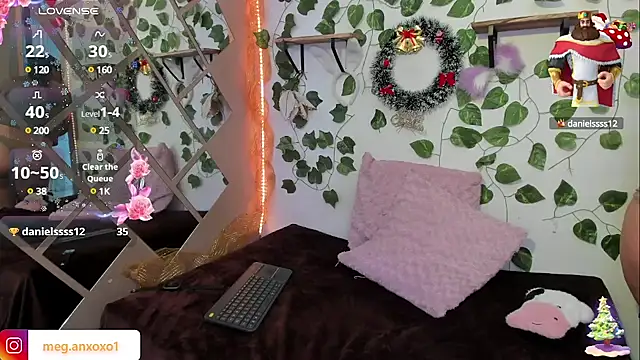 Snapshot of Megan_sophia2 chatting on 12/17/24, 05:04 Megan sophia2 online show from 12/17/24, 05:04