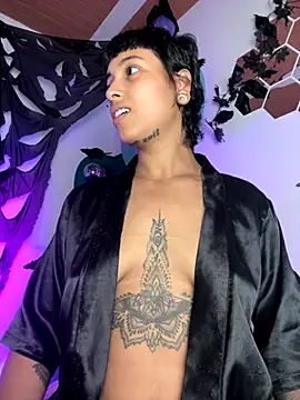 Snapshot of LollaByer chatting on 10/31/25, 09:05 LollaByer online show from 10/31/25, 09:05