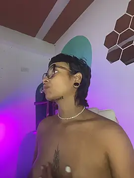 Snapshot of LollaByer chatting on 11/06/25, 09:05 LollaByer online show from 11/06/25, 09:05