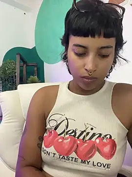 Snapshot of LollaByer chatting on 11/19/25, 09:04 LollaByer online show from 11/19/25, 09:04