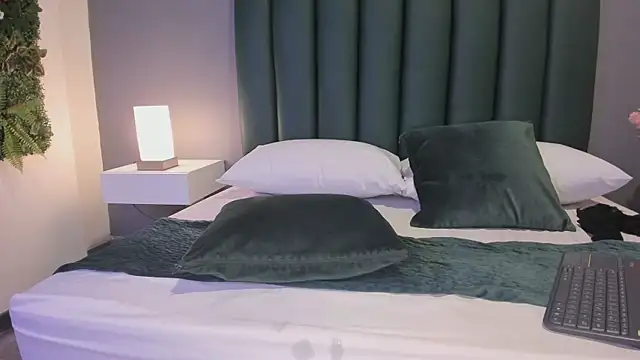 Julia Martinez  online show from 03/20/25, 02:32