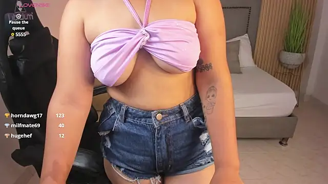 aurora johnson  online show from 01/11/25, 08:43