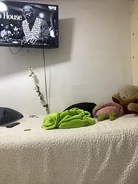 Snapshot of Leyna_Kenet chatting on 10/24/25, 02:46 Leyna Kenet online show from 10/24/25, 02:46