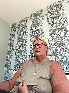 Snapshot of MoistCurveyChanel chatting on 07/17/26, 10:44 MoistCurveyChanel online show from 07/17/26, 10:44