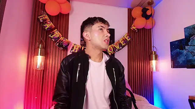 Snapshot of Noah_Xitruxx chatting on 10/26/25, 02:39 Noah Xitruxx online show from 10/26/25, 02:39