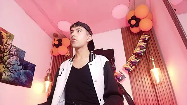 Snapshot of Noah_Xitruxx chatting on 10/31/25, 02:45 Noah Xitruxx online show from 10/31/25, 02:45