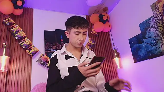 Snapshot of Noah_Xitruxx chatting on 11/03/25, 02:57 Noah Xitruxx online show from 11/03/25, 02:57