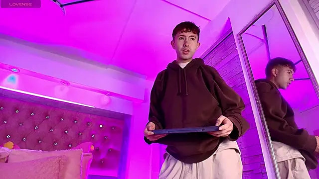 Snapshot of Noah_Xitruxx chatting on 11/17/25, 01:06 Noah Xitruxx online show from 11/17/25, 01:06