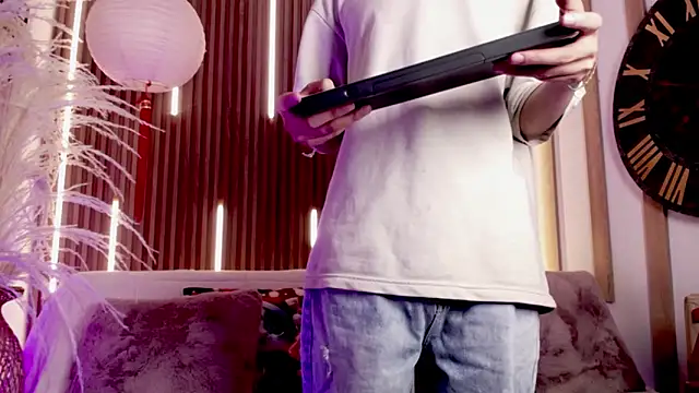 Snapshot of Noah_Xitruxx chatting on 12/20/25, 12:45 Noah Xitruxx online show from 12/20/25, 12:45