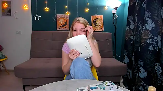 Snapshot of Xloe_Queen chatting on 01/23/25, 10:11 Xloe Queen online show from 01/23/25, 10:11