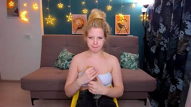 Snapshot of Xloe_Queen chatting on 02/02/25, 02:34 Xloe Queen online show from 02/02/25, 02:34