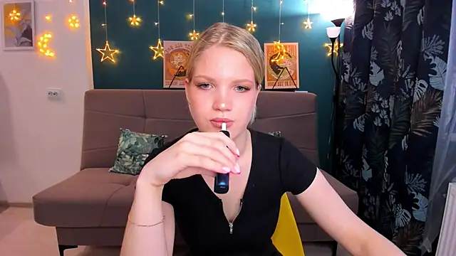 Snapshot of Xloe_Queen chatting on 03/16/25, 01:27 Xloe Queen online show from 03/16/25, 01:27