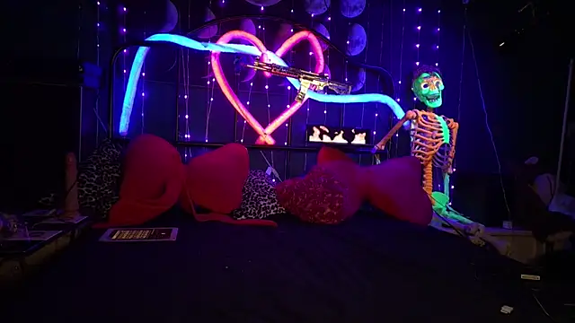 Snapshot of anonymouszN chatting on 11/18/25, 08:02 anonymouszN online show from 11/18/25, 08:02