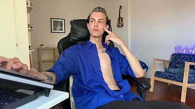 Snapshot of Den_BlueXx chatting on 12/11/24, 08:07 Den BlueXx online show from 12/11/24, 08:07