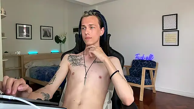 Snapshot of Den_BlueXx chatting on 12/18/24, 04:28 Den BlueXx online show from 12/18/24, 04:28