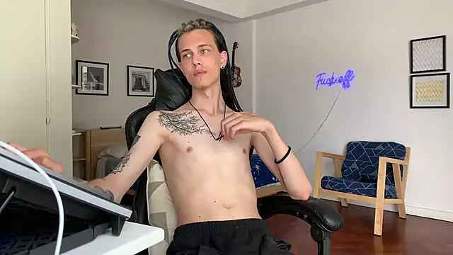 Snapshot of Den_BlueXx chatting on 12/23/24, 01:45 Den BlueXx online show from 12/23/24, 01:45