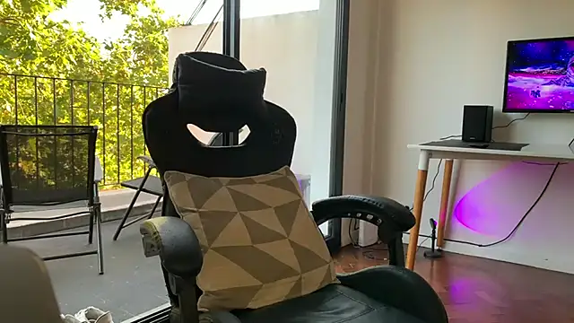 Snapshot of Den_BlueXx chatting on 02/20/25, 10:04 Den BlueXx online show from 02/20/25, 10:04