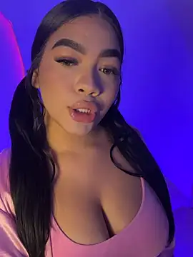 Snapshot of AllissonJames chatting on 04/16/26, 01:45 AllissonJames online show from 04/16/26, 01:45
