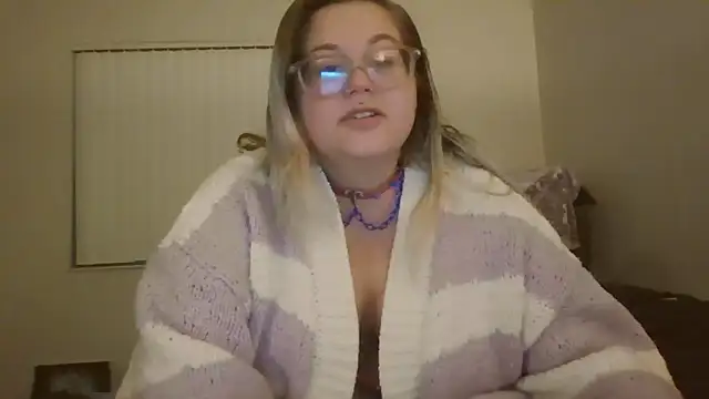 Snapshot of HoneyBear19 chatting on 02/24/25, 07:55 HoneyBear19 online show from 02/24/25, 07:55