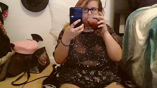 Snapshot of HoneyBear19 chatting on 10/17/25, 06:10 HoneyBear19 online show from 10/17/25, 06:10