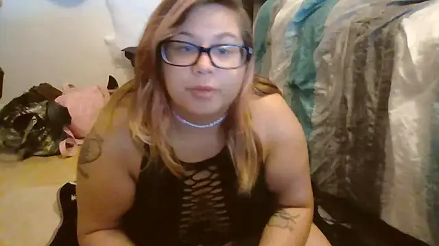 Snapshot of HoneyBear19 chatting on 10/23/25, 05:44 HoneyBear19 online show from 10/23/25, 05:44