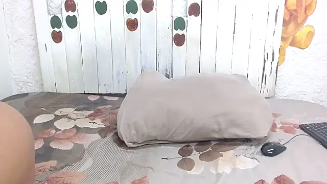 Snapshot of LolaTwerksXX chatting on 10/24/25, 05:04 LolaTwerksXX online show from 10/24/25, 05:04