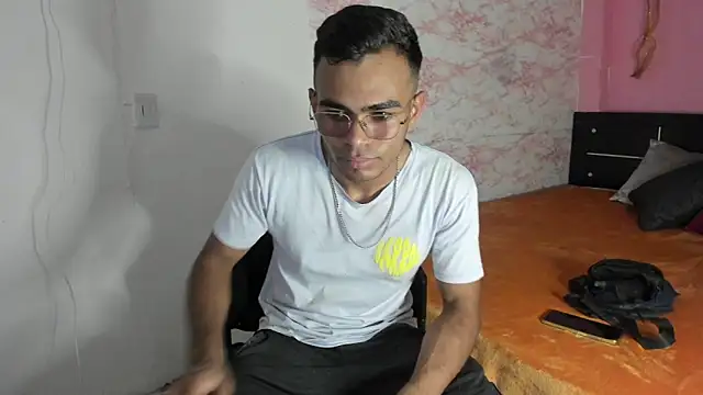 Snapshot of alessandro_2005 chatting on 02/03/25, 07:10 alessandro 2005 online show from 02/03/25, 07:10