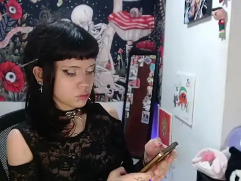 Snapshot of hachi_kitty chatting on 04/28/26, 10:48 hachi kitty online show from 04/28/26, 10:48
