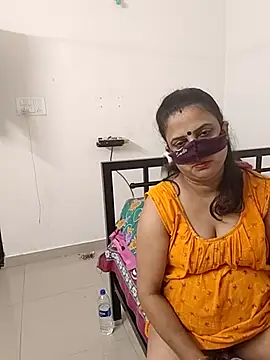 Snapshot of Cute-manisha chatting on 10/15/25, 04:01 Cute-manisha online show from 10/15/25, 04:01