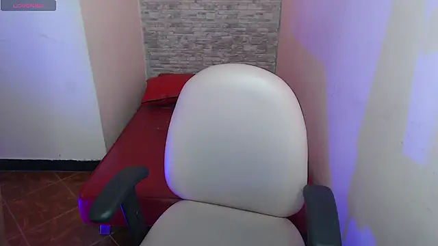 Lili Gomez  online show from 10/30/25, 02:07