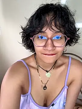 Lili Gomez  online show from 12/04/25, 02:04