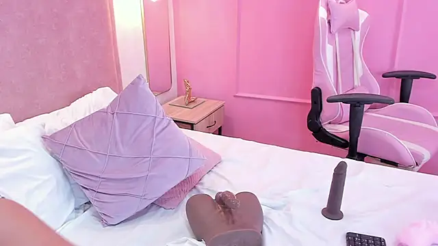 Snapshot of sophiawhite__ chatting on 01/14/25, 04:18 sophiawhite   online show from 01/14/25, 04:18