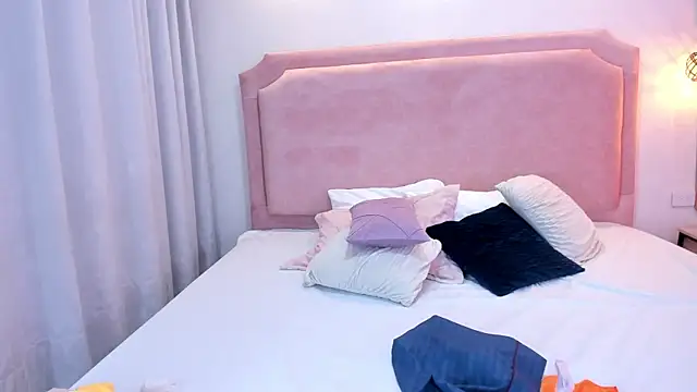 Snapshot of sophiawhite__ chatting on 03/05/25, 07:38 sophiawhite   online show from 03/05/25, 07:38